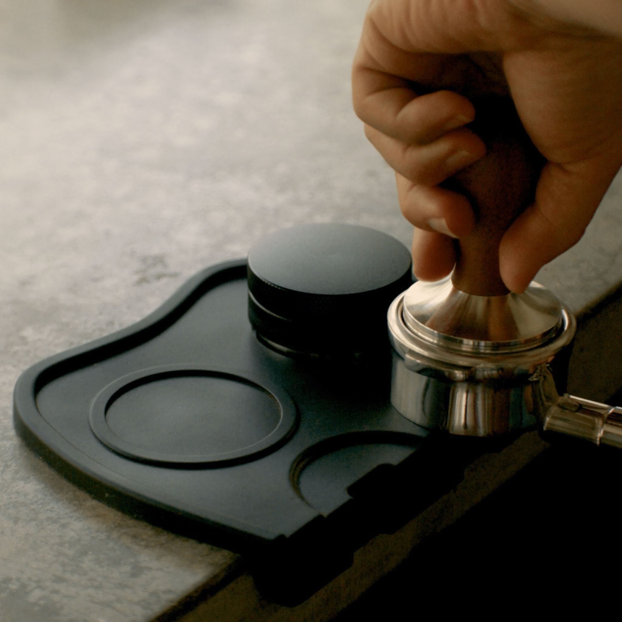 Tamping a portafilter