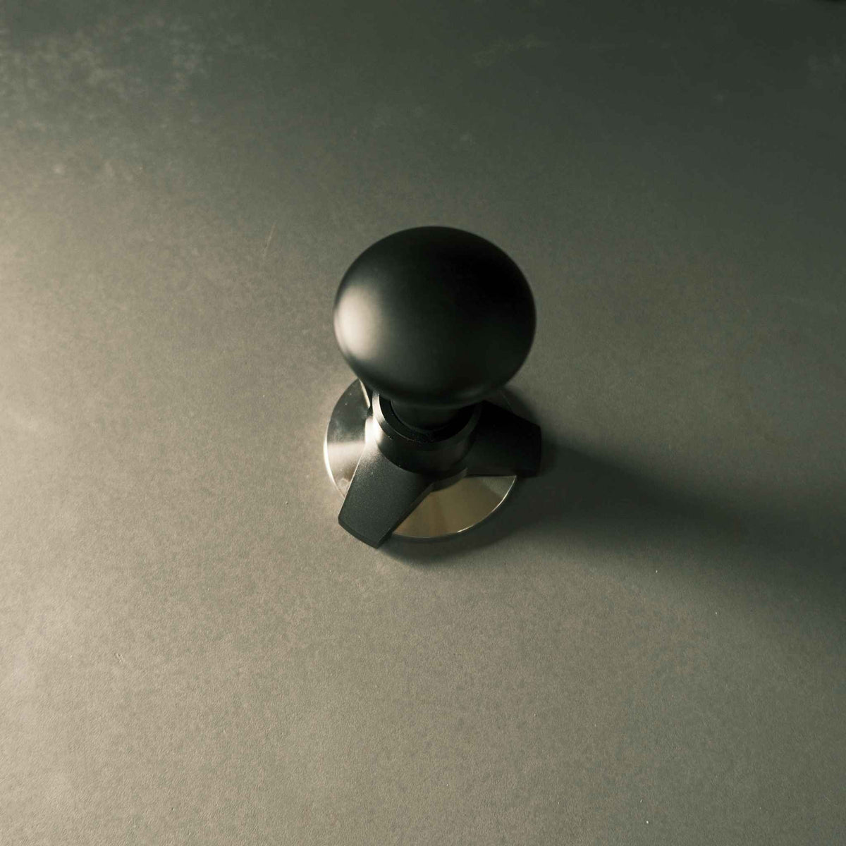 Triple-Spring Calibrated Self-Levelling Tamper - Walnut & Black