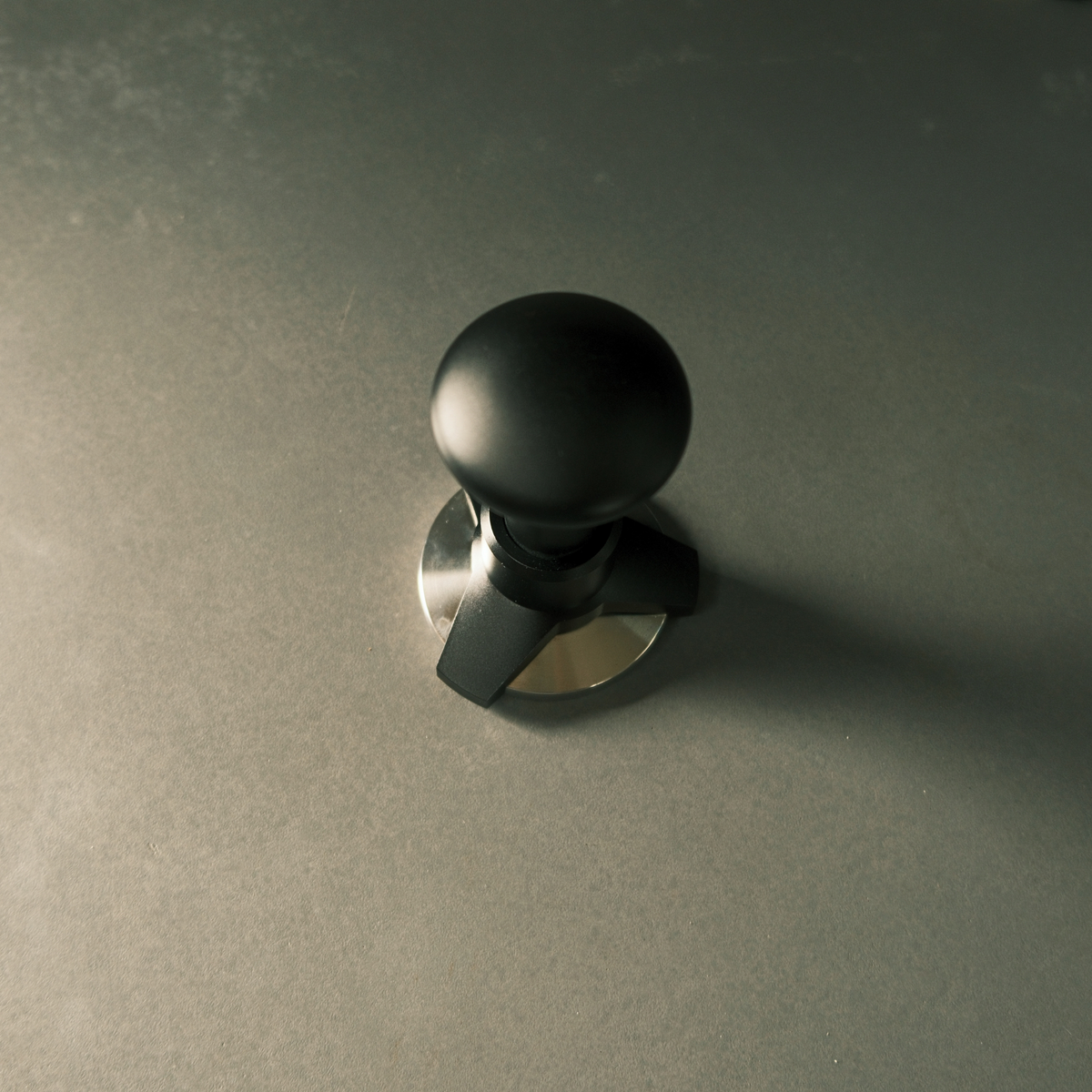 Triple-Spring Calibrated Self-Levelling Tamper - Walnut & Black